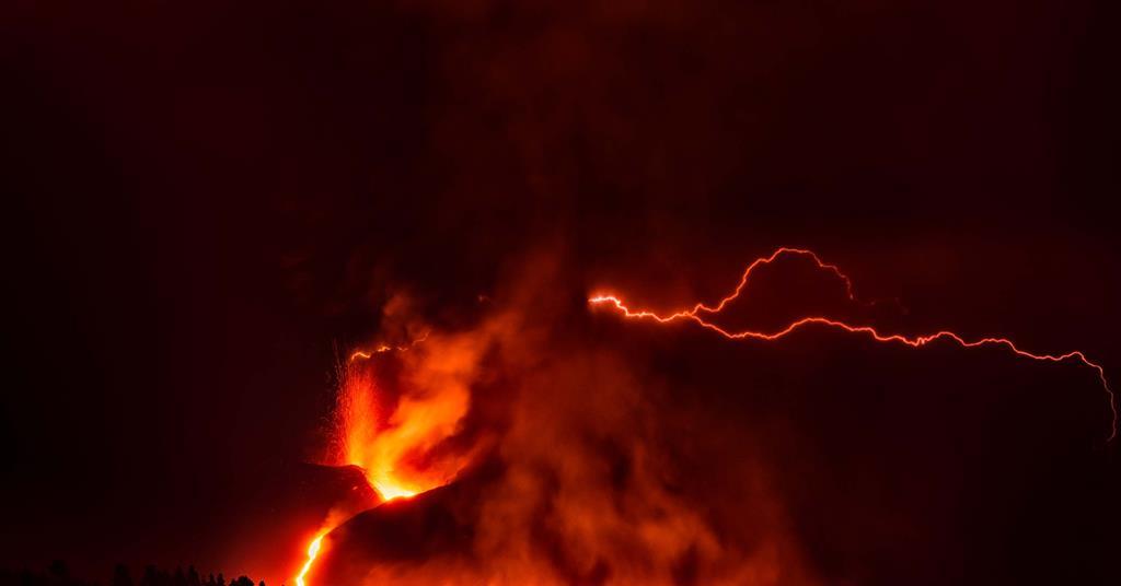 De violents éclairs volcaniques ont créé les composés azotés essentiels à la chimie qui a conduit à la vie