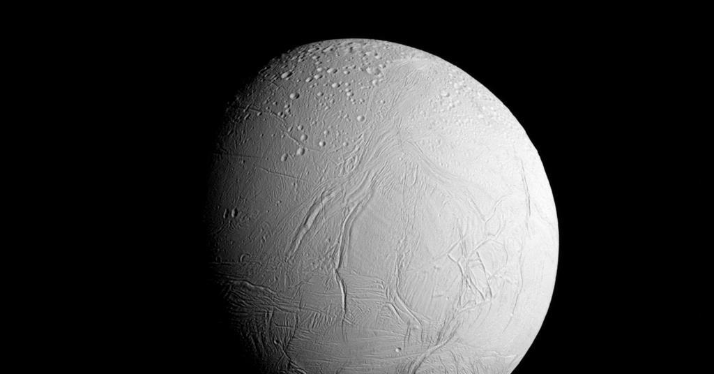 Ingrédient pour la vie détecté dans le panache glacé de la lune Encelade de Saturne