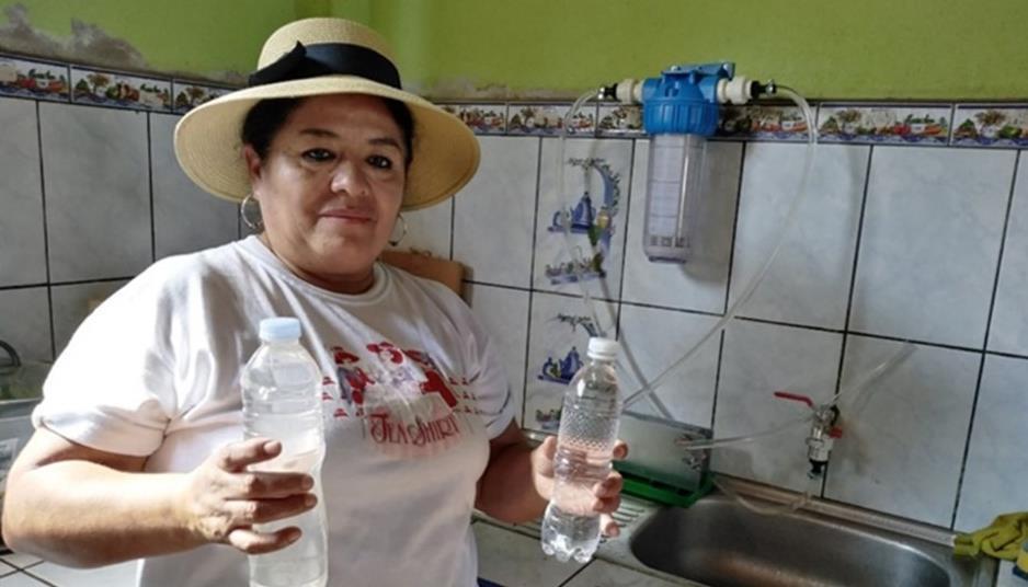 Filter air yang menggunakan protein susu untuk menangkap arsenik mencapai hasil positif di Peru |  Riset