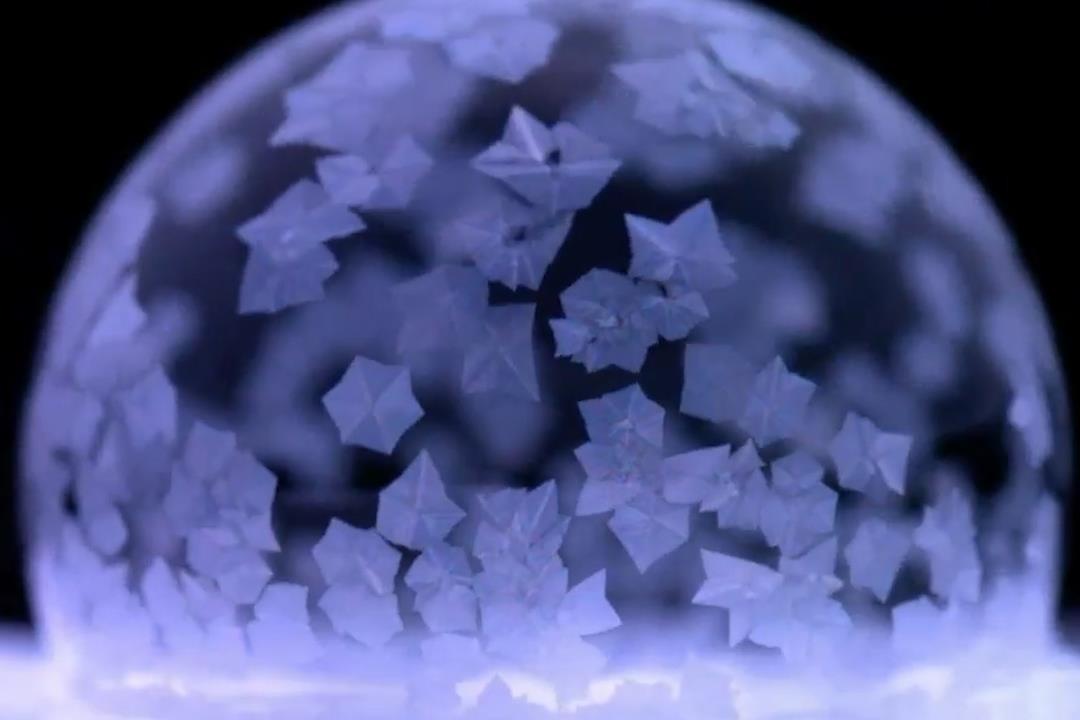 Physics behind freezing bubbles’ hypnotic ice crystal dance revealed