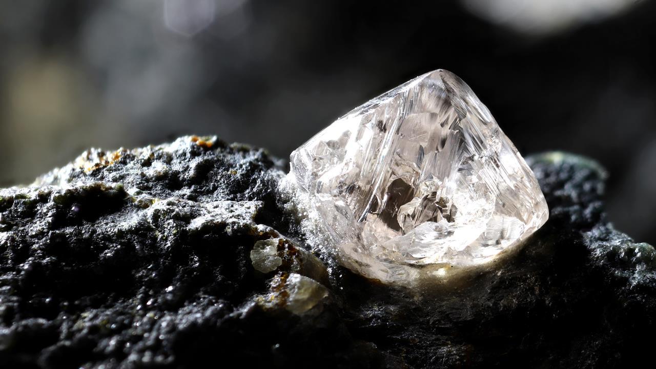 Electric fields deep in Earth’s mantle helps diamond crystallise ...