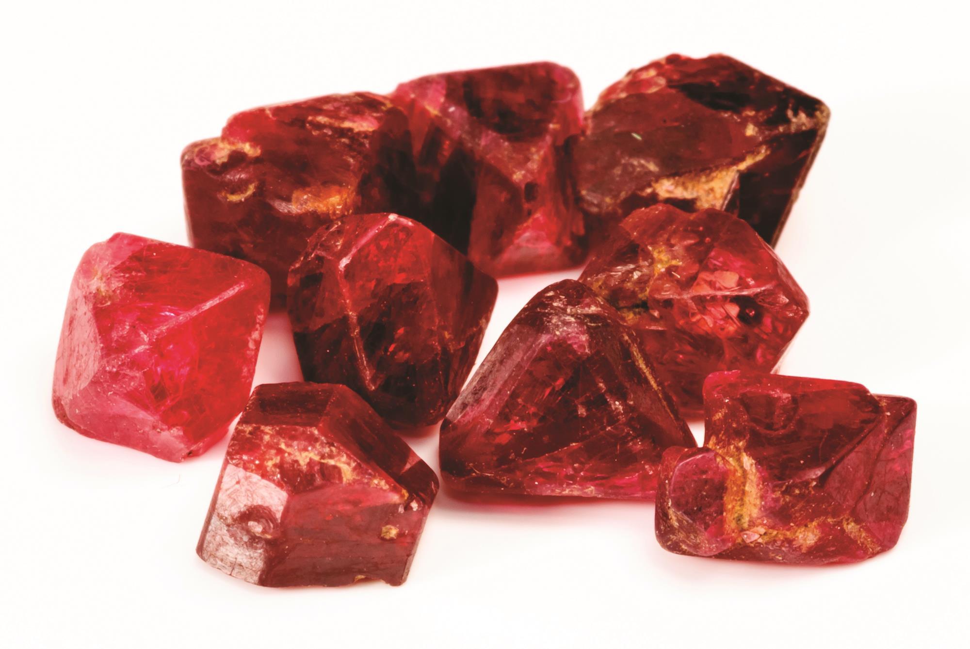 Камни руби. Рубин (минерал). Красный Рубин камень. Рубин Корунд необработанный. Рубин (минерал) неограненный.
