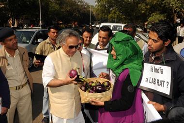 An image showing Jairam Ramesh interacting with protesters as he arrives for the genetically modified BT Brinjal Consultancy program in Ahmedabad on January 19, 2010