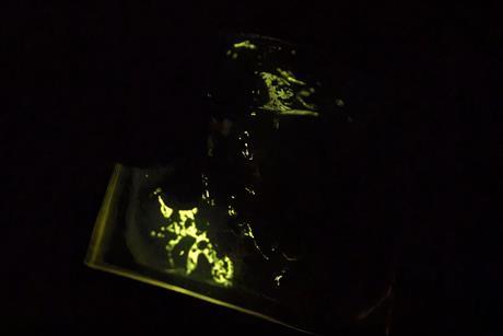 Crystal-free mechanoluminescence