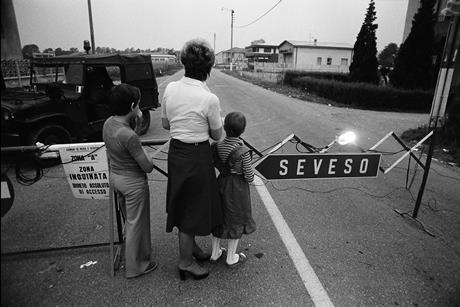 Woman holding children in front of barrier of Zone A during Seveso disaster