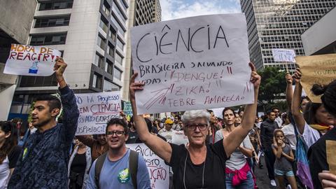 An image showing protesters against scientific budget cuts in Brazil