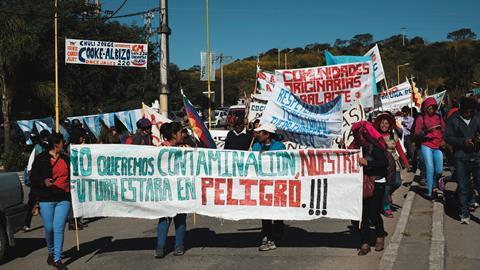 A photo showing protesters carrying various posters, including a large banner that says ‘No queremos contaminaction, nuestro futoro estara en peligro’ (We don’t want contamination, our future is in danger’)