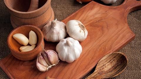 Bulbs and cloves of garlic