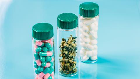 Medical cannabis et pills.
