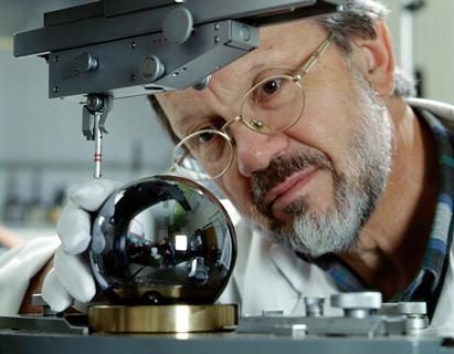 Achim Leistner with Si sphere