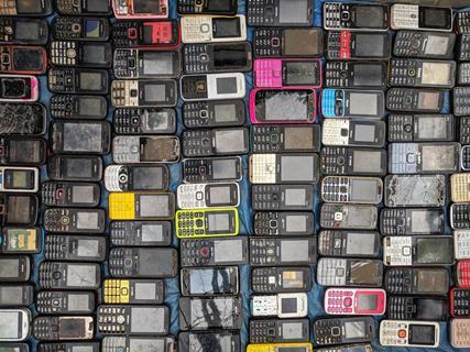A picture showing lots of old mobile phones
