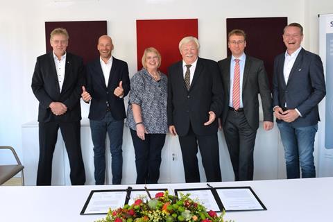 An image showing the representatives of PROJEKT DEAL and SPRINGER NATURE, who reached understanding on world´s largest transformative Open Access agreement
