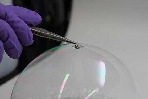 Solar-cell-on-a-bubble_2_630m
