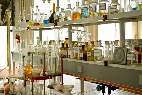 A photograph of an organic chemistry lab