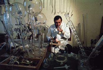 Glass blower forming a chemistry glass, closeup view, glass blower using a glassblowing  torch Stock Photo - Alamy