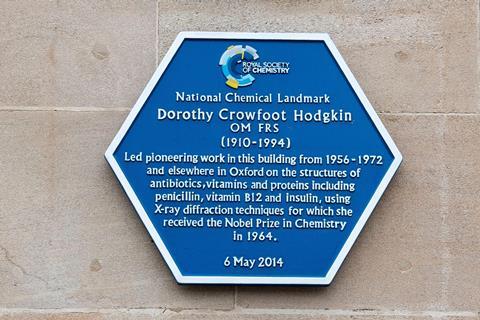 A blue plaque on a building celebrating the work of Dorothy Crowfoot Hodgkin in X-ray diffraction techniques