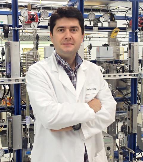 Javier García-Martínez in lab