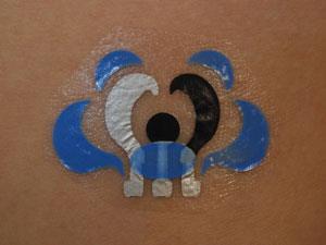 Electronic transfer tattoo with a crease amplification effect