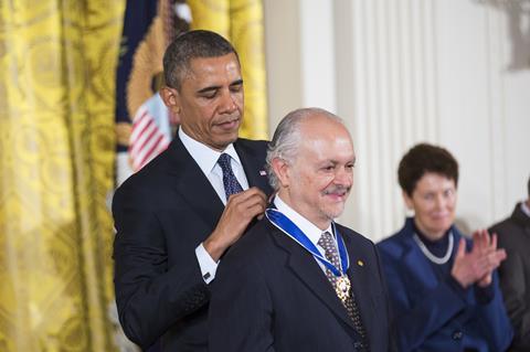 A photo of Barack Obama awarding a medal to Mario Molina