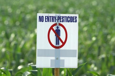 Gambar yang menunjukkan tanda peringatan penggunaan pestisida