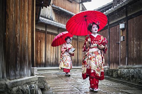 Maikos walking in the rain in Kyoto, Japan 