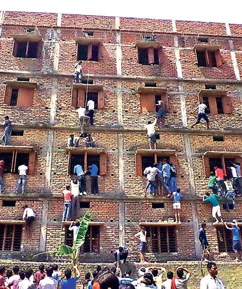 0218CW - The Insider - Bihar exam building, close-up of windows