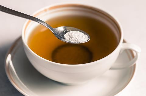 Spoon with sweatener in tea