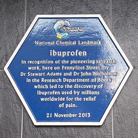 An RSC blue plaque commemorating the discovery of ibuprofen in Nottingham