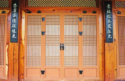 traditional-korean-paper-doors_shutterstock_410
