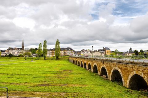 Vista de casas antiguas y puentes en la ciudad de Sedán, Francia