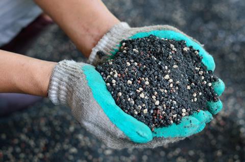 The mix of plant chemical fertilizer and manure on farmer hands