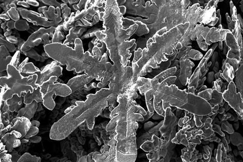 Flocons de neige métalliques fabriqués dans des solvants métalliques liquides