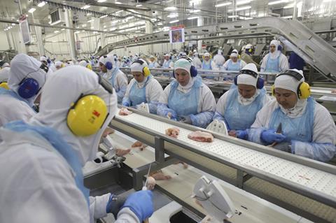 Workers preparing poultry at meat packing company JBS, in Lapa, Brazil - Index  