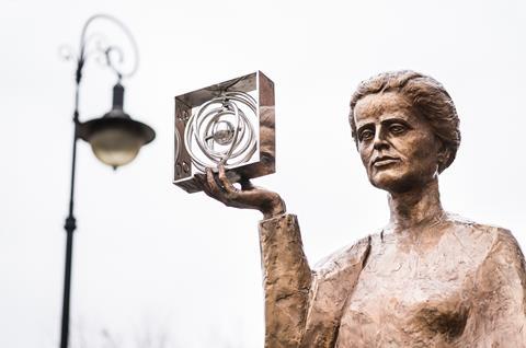 WARSAW,PORAND-JANUI 2,2014年:Prail雕刻家Bronislaw Krzysztof雕刻Marie Sklodowska-Curie诺贝尔奖获奖科学家手持波罗南图形符号