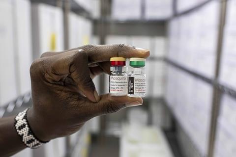 Gambar yang menunjukkan botol vaksin malaria