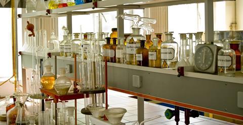 A photograph of an organic chemistry lab