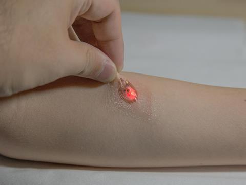 Optoelectronic skin mounted device