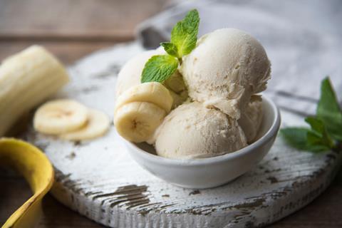 A bowl of ice cream with bananas 